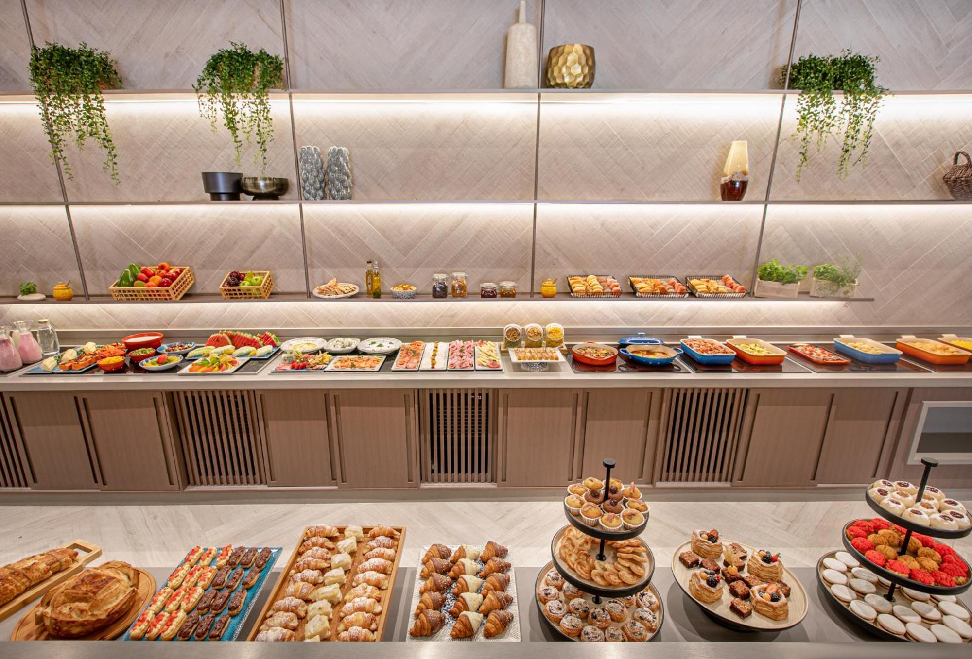 Hotel Meliá Jardim Europa San Paolo Esterno foto A buffet at a hotel