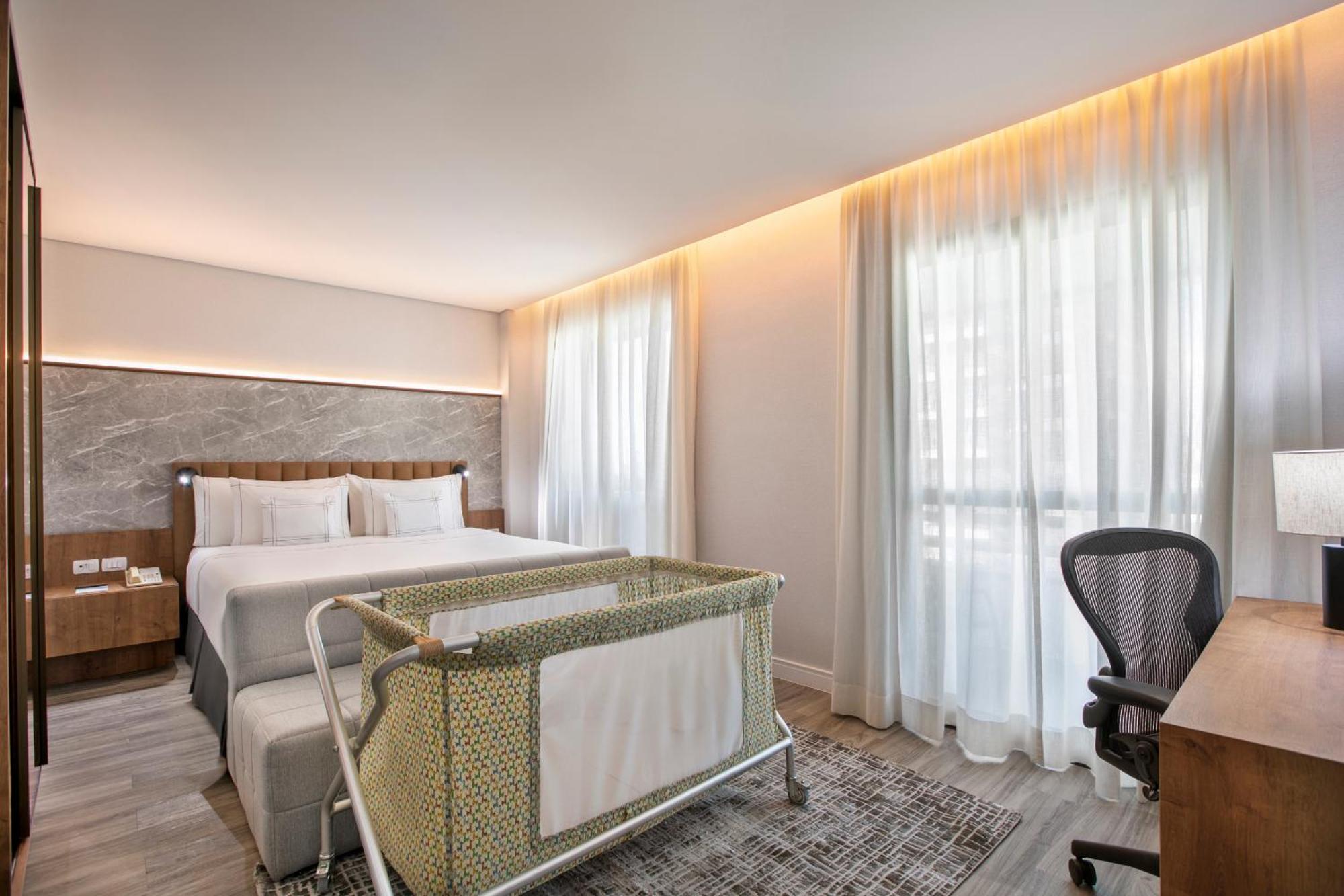 Hotel Meliá Jardim Europa San Paolo Esterno foto A crib in a hotel room