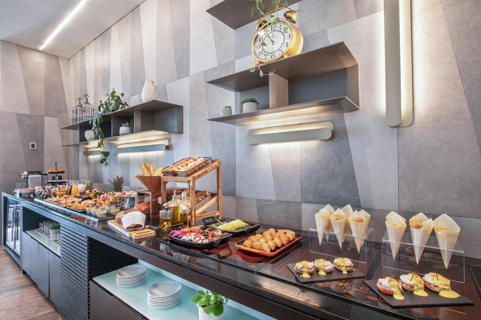 Hotel Meliá Jardim Europa San Paolo Esterno foto A buffet at a hotel